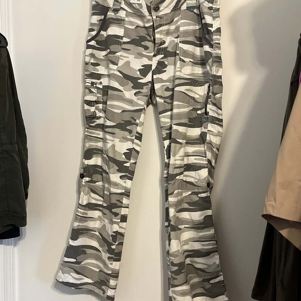 WOMEN'S CABELA'S WHITE CAMO CARGO PANTS. NWT DISCONTINUED. SZ. 14